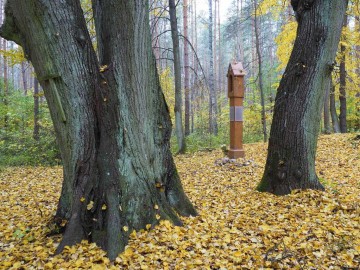 Spalski PK - kapliczka w miejscu po gajówce Zapowiedź gdzie hitlerowcy w 1944 roku zamordowali gajowego Jana Lizikowskiego z rodziną, 